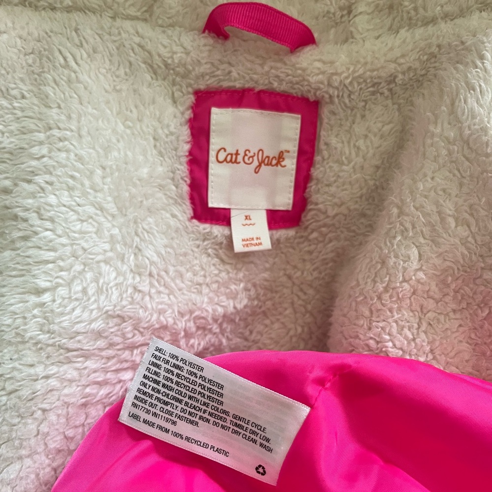 Quilted pink girls XL winter coat with cream lining Snap pockets Good condition